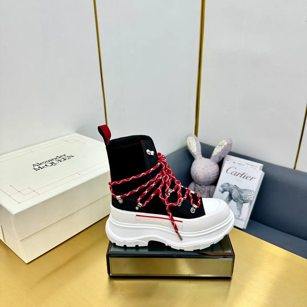 👟👟Ex-factory price 680👟👟 Alexander McQueen's latest thick-soled Martin boots, original 1:1 development, outsole original open-film TPU sole, fabric full-grain cowhide + high mercerized cowhide, lining sheepskin original hardware carabiner bottom height 5cm Size: #35-40 39-45